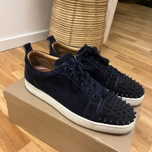 Christian louboutin skor mörkblå  - Ett par Christian louboutin skor i storlek 44! Säljs pga de inte används längre. Extra nitar och skosnören medföljer! Kan tänka mig gå ner i pris!