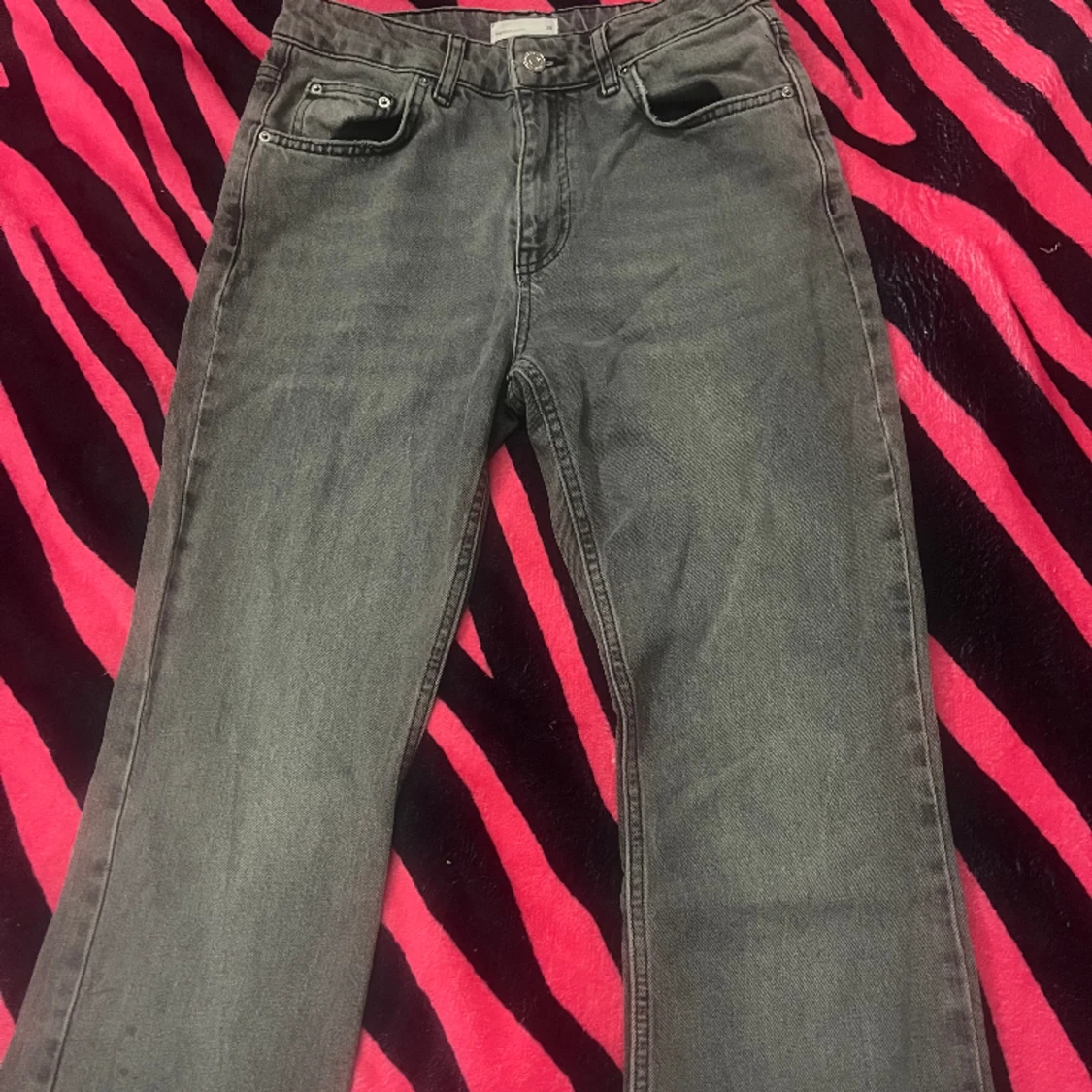 Gråa gina byxor