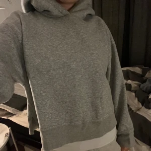Cool hoddie från zara! - Snygg och trendig hoodie ifrån zara som är lite mer croppad för mig som är ca 1,72 och har slits på sidorna (se bild 3)!!! Den är väldigt liten i storleken!