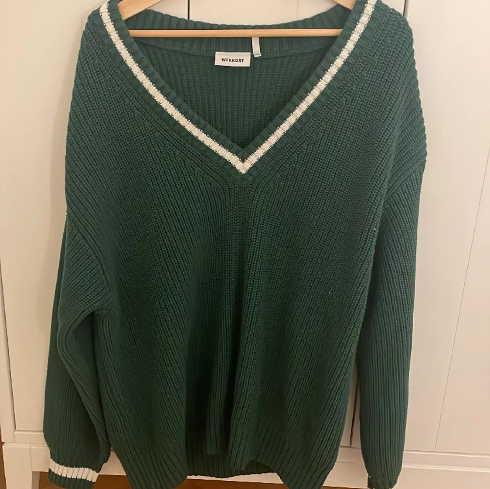 Grön stickad tröja från weekday💓 storlek M men passar nog L💓. Tröjor & Koftor.