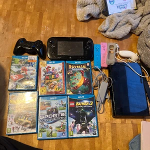Wii U  - Funkar helt felfritt! Har massa tillbehör! Den rosa kontrollen fattas batterilucka! 