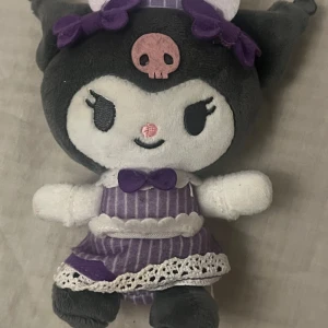 Kuromi plushie  - Den har jag köpt från Kawaii i Stockholm. Är typ samma storlek som min hand. !! säg till om du vill ändra priset !! 🎀