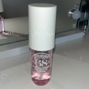 soldejaniero Pink dragonfruit - En helt oanvänd parfym från Sol de Janeiro i 68 90ml. Säljs för att jag inte gillar doften så mycket💗 kan även tänka mig att byta den mot någon annan parfym. Nytt pris 249 mitt pris 200