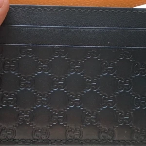 Gucci korthållare - Säljer en Gucci korthållare som är i väldigt fint skick! Box medföljer! Hör av er vid intresse!