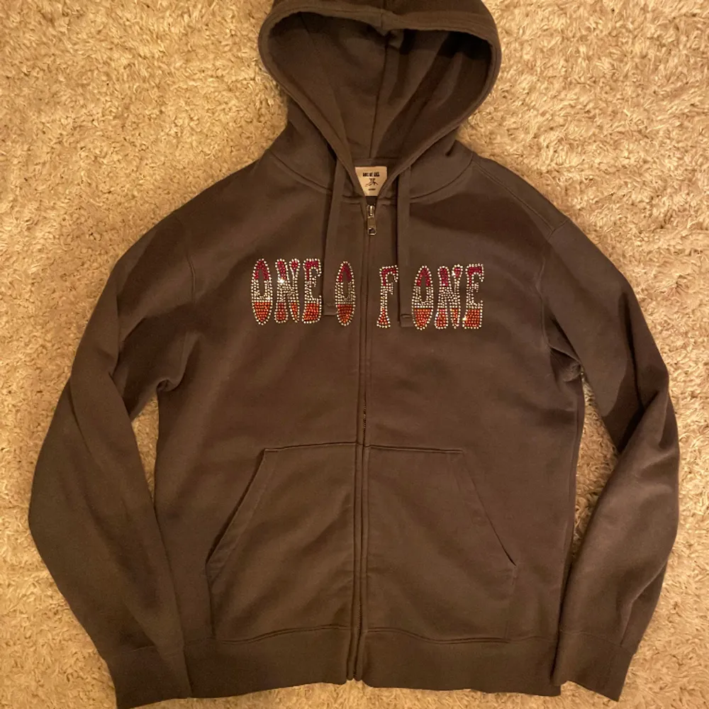 Säljer en grå one of one zip hoodie i riktigt bra skick då den inte passade mig. Tröjan är limited edition. Storlek M. Nypris 1000 kr.. Hoodies.