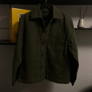 Grön Overshirt - Overshirt:en är helt ny och passar mig som är 185.  Meddela vid frågor!