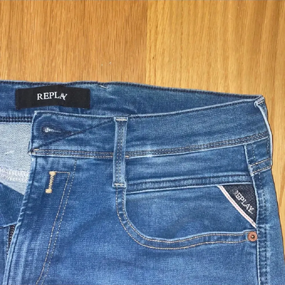 Säljer dessa jeans från Replay i den trendiga modellen Anbass, jeansen är endast testade och i topp skick. Stlk 33/32. Jeans & Byxor.