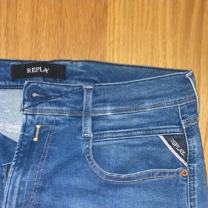 Replay Anbass  - Säljer dessa jeans från Replay i den trendiga modellen Anbass, jeansen är endast testade och i topp skick. Stlk 33/32