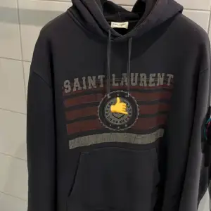 Söker någon saint Laurent hoodie måste inte va just den på bilden kan betala ganska mycket