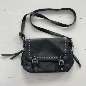 Axelremsväska  - Jätte snygg axelremsväska med guldiga detaljer! Nitar och spännen! 