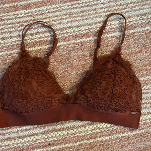 Fin spets bh - Väldigt skön o bekväm spets bh utan bygel som är köpt på åhlens, Knappt använd då den va lite för liten för mig Lite rödbrun i färgen