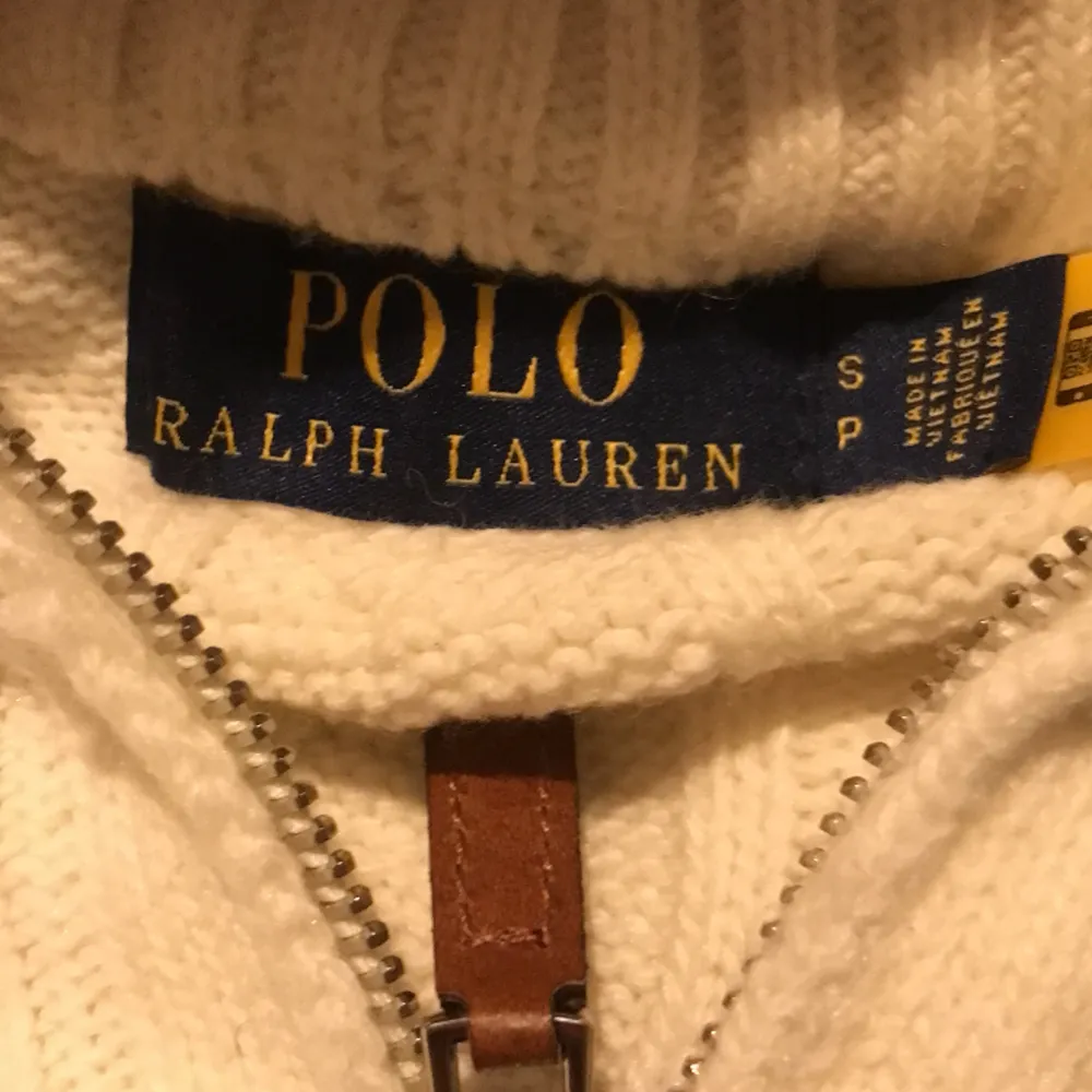 Hej nu säljer jag min jätte fina Ralph Lauren quarterzip cable knit, använd bara ett få antal gånger, har blivit för liten tyvärr. Detta är en jätte fin tröja till ett rimligt pris. Ej kvitto. Stickat.