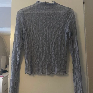 Mechtopp - Ljusblå topp från Ginatricot! Använd fåtal gånger.