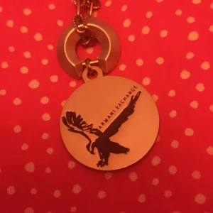 Armani halsband  - I fint skick inte använd många gånger finns på eskilsvägen vid Haninge centrum men kan träffas upp I Stockholm området eller skicka på posten swish eller kontanter 