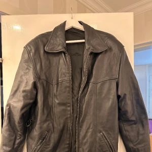 Oversized vintage Jacka  - Oversized vintage skinnjacka, saknar skärp men otroligt snygg utan också