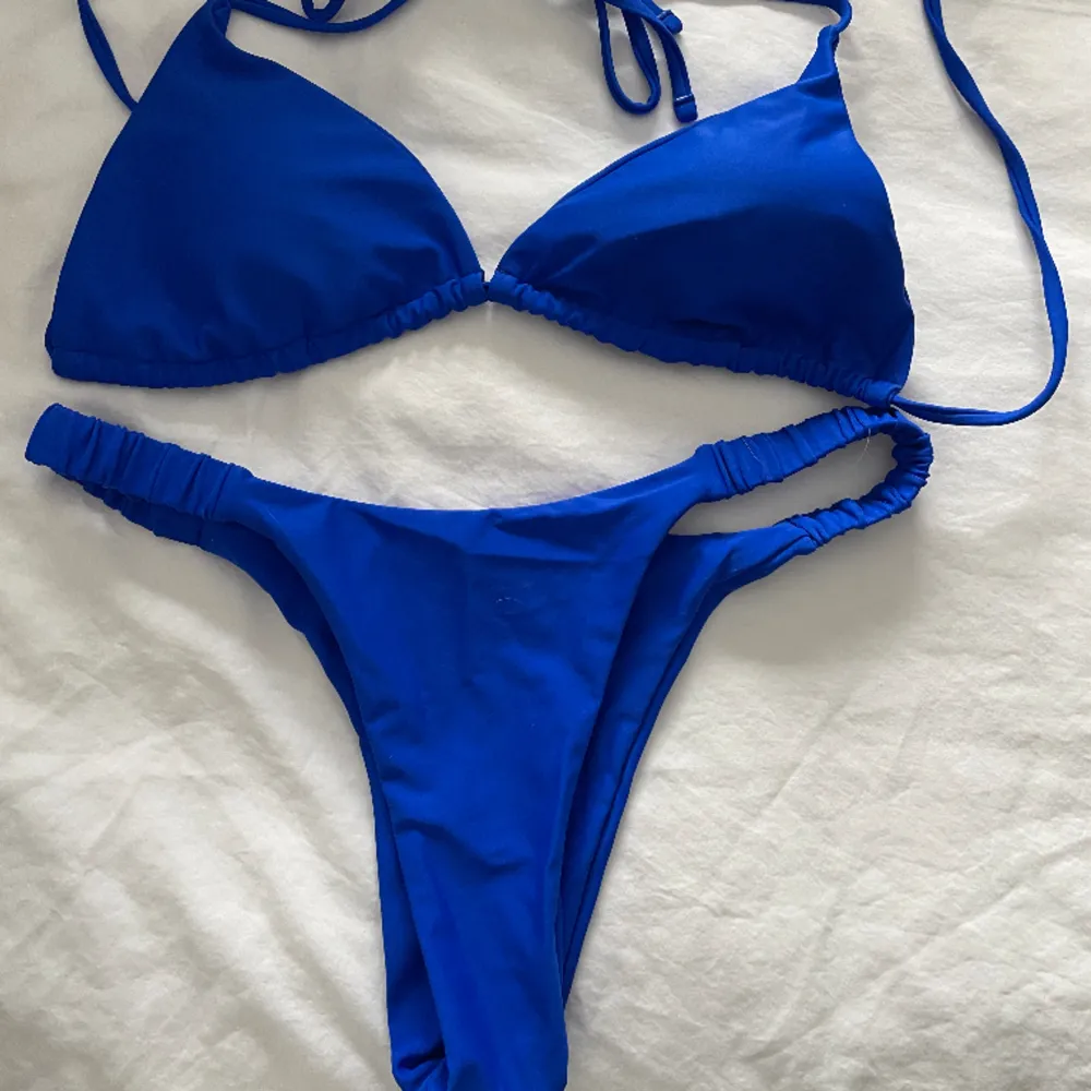 Supersnygg blå bikini med smala bikinitrosor, storlek M men passar en S, såklart aldrig använd. Muu.