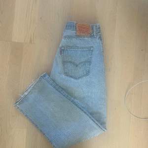 Supersnygga Levis jeans som är vintage med lite slitage. Det är en ljus tvätt som passar både män och kvinnor i storlek W36 L30