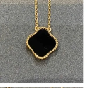 klöver halsband - har i vit och svart  no size halsband 
