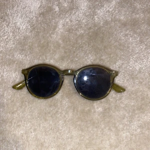 Solglasögon - Solglasögon som är riktigt feta. Inget märke men riktigt snygga ändå. Skick 10/10.