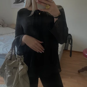Blus med rosetter  - Så fin svart blus med rosetter på armarna 💕 Använd fåtal gånger 