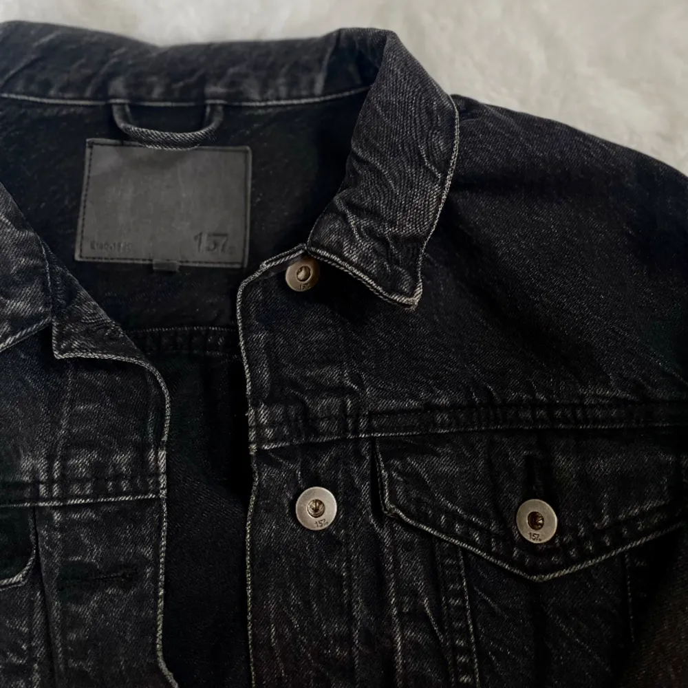 Säljer en svart jeansjacka som är använd fåtal gånger köpt från lager 157. Fint skick som fungerar perfekt till vår/sommar och tidig höst🌷🍁🍀. Jackor.