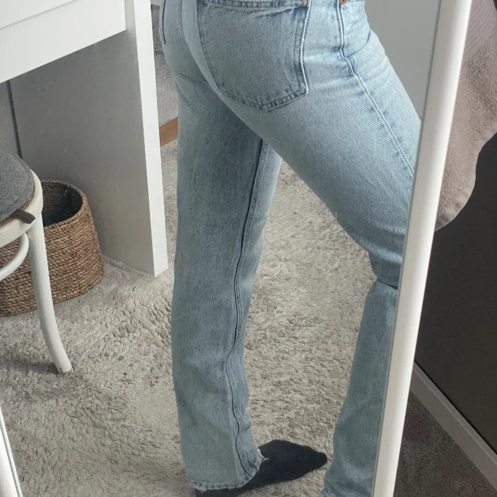 Säljer mina sparsamt använda lågmidjade jeans från Zara. Är en relativt typisk xs/s, men de sitter liiite för tajt på mig. Skulle tro att de sitter snyggt på 32/34. Skriv för fler bilder! . Jeans & Byxor.