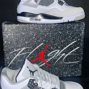 Jordan 4  - Helt nya Jordan 4 retro military black!!🖤 Storlek 43 box följer med såklart®️har ni några frågor då är det bara o skriva👍(pris går alltid att diskutera) 🤑