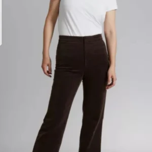 Manchesterbyxor stories - Nyinköpta byxor från stories!