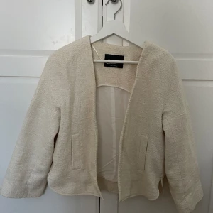Vit kofta/kavaj från Massimo Dutti - Säljer denna vita kofta/kavaj från massimo dutti i storlek M. Bra skick förutom några små fläckar på ryggen som syns på bild nummer 3💓