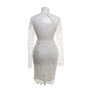 klänning - jättefin klänning till student, bröllop, konfirmation, skolavslutning osv! Öppen i ryggen och spets💓💓