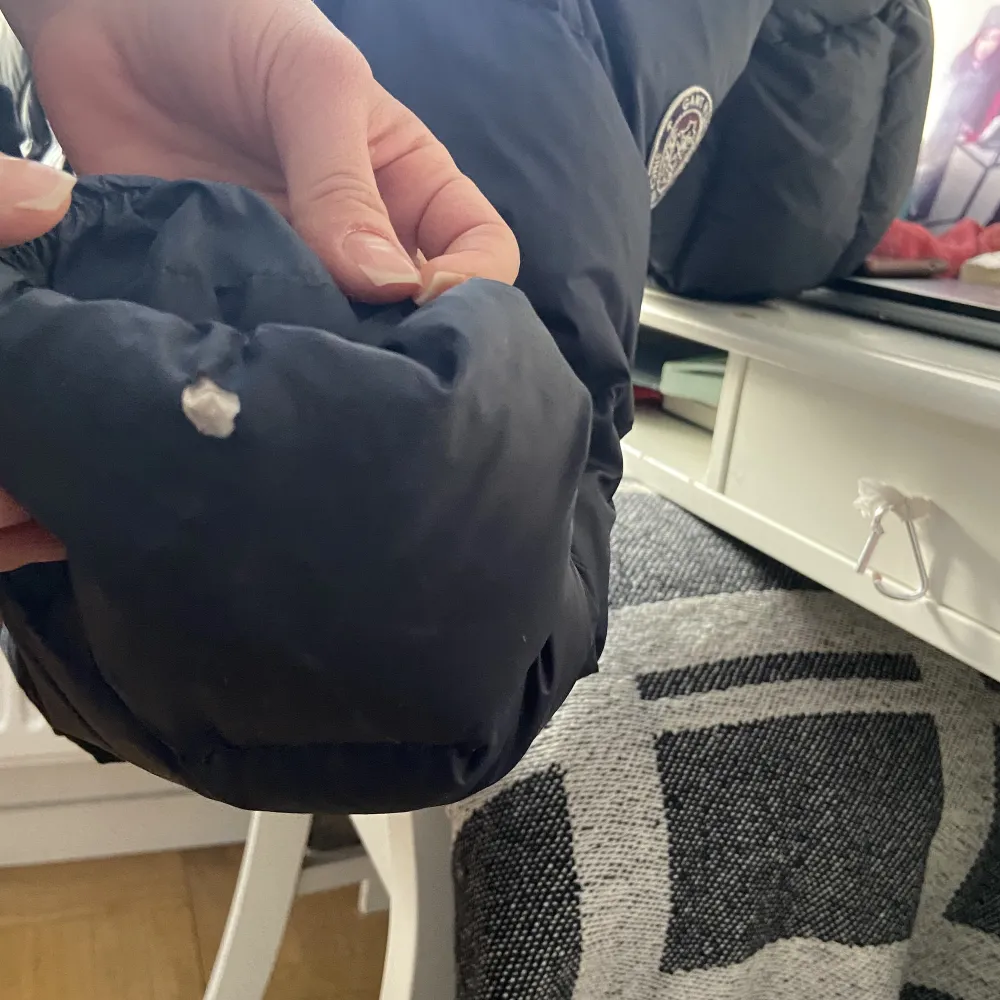Mörkblå gant jacka köpte från Gant i Linköping. Jättebra skick det ända felet är att den har en liten hål vid handen som inte syns.. Jackor.