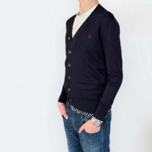 Ralph lauren cardigan - Riktigt snygg cardigan från Ralph lauren i nyskick🌟. Storlek 14/16 vilket passar typ 164.   Modellen är 172  Skriv vid frågor eller funderingar👏