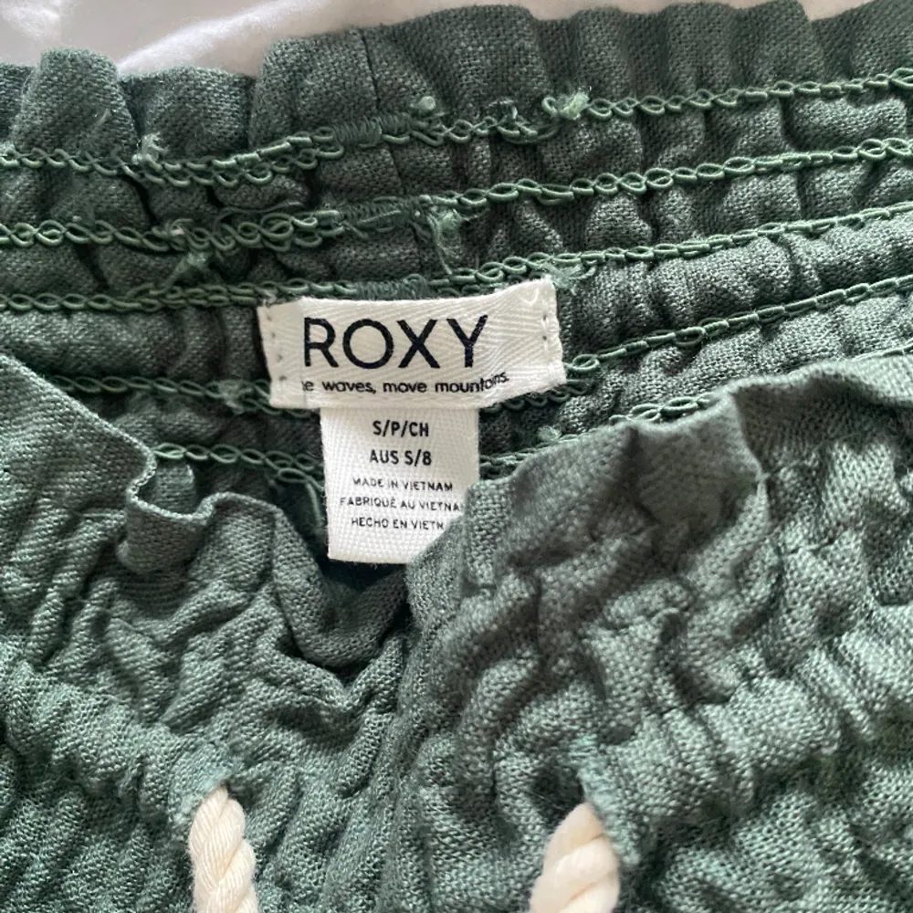 Gröna tygbyxor från Roxy. De är lågmidjade och passar mig som är 162. Köpte för 700kr på Zalando . Jeans & Byxor.