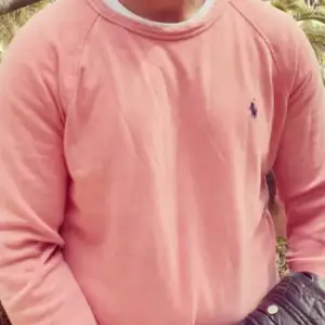 Ralph Lauren tröja i fint skick. Riktigt skön tröja, sitter som en smäck på M och väldigt lite använd. Mycket fin rosa färg. Inga fläckar eller skador.