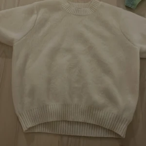Stickad tröja  - Jätte fin helt ny använt en gång endas testat då! Inga skador helt vit! Skriv privat för fler bilder🩷