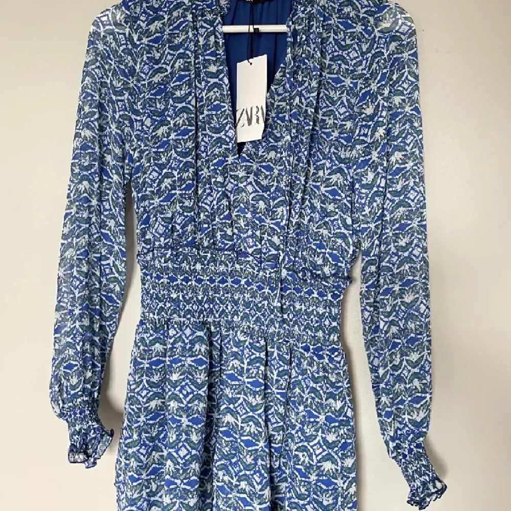 Säljer denna blåa klänningen från zara i storlek S! har aldrig använt den🩵. Klänningar.