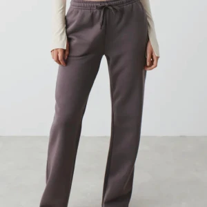 Gina tricot mjukisbyxor xs  - Säljer billigt pga små fläckar lite här och där. Men de syns inte lika mycket i verkligheten som på bild. Så fina ❤️