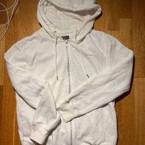 Zip hopdie - Tja! Säljer nu min riktigt stiliga zip hoodie tröja med riktigt fin passform. Tröjan är i fint skick utan några som helst defekter. Hör gärna av er om ni har några frågor eller funderingar!🤗🤗