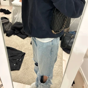 Ljusblå jeans  - Detta är ett par högmidjade jeans som är super snygga och passar till ALLT. jag säljer dem nu pågrund av att dem är för små 🥰