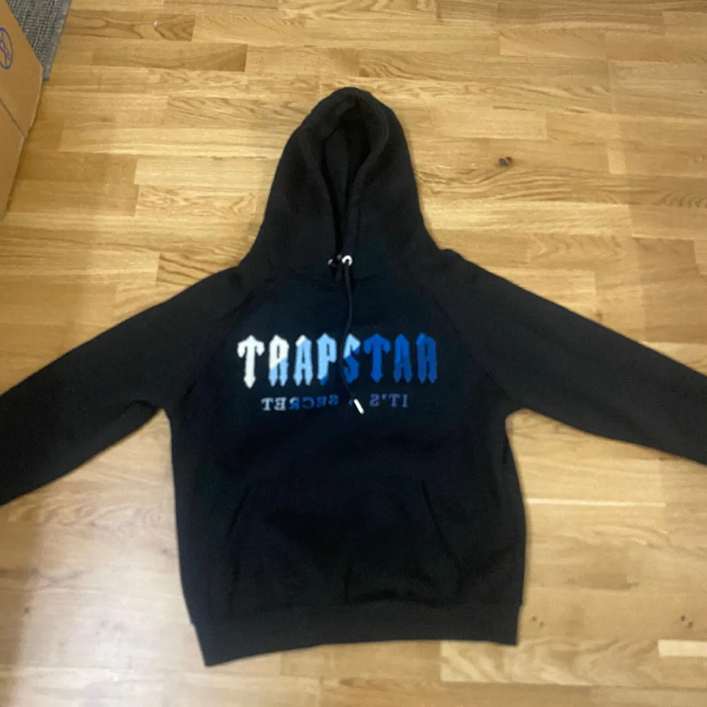 Hoddien har använts ett par gånger men är inte skadad eller har fläckar eller nått sånt. Den är k nytt skick👍👍. Hoodies.