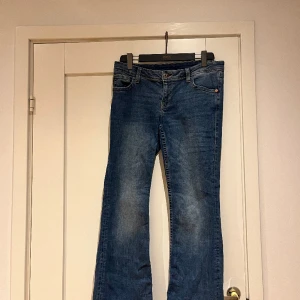 Populära slutsålda hm jeans  - Jätte fina slutsålda hm jeans inte mycket använda. Storleken 42 men skulle säga att de passar dig som har 38-42. Jag är 169cm. Inga defekter och sparsamt använda Skirv om du har några frågor eller funderingar!❤️💕 Dom är lågmidjade och  bootcut.