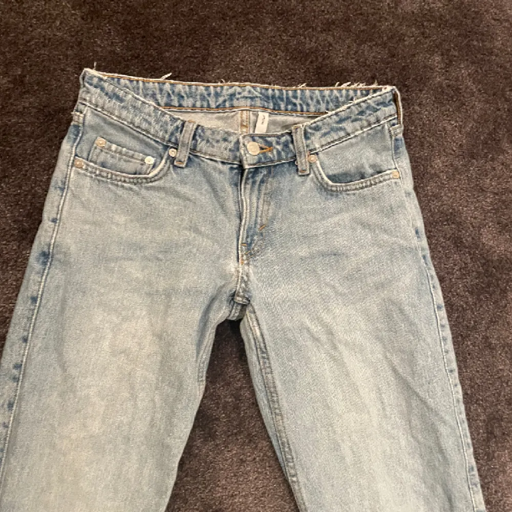 Weekday arrow low waist jeans. Använda några gånger. Jätte fina. För att köpa så meddela mig!!❤️. Jeans & Byxor.