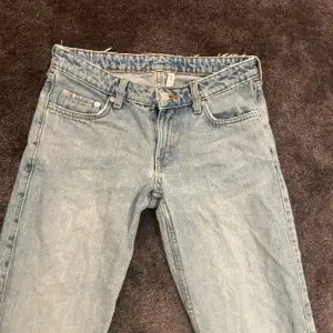 Weekday arrow low waist jeans. Använda några gånger. Jätte fina. För att köpa så meddela mig!!❤️