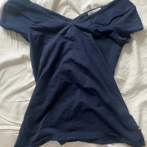 tröja - snygg off should tröja, säljs pga att den inte kommer till användning