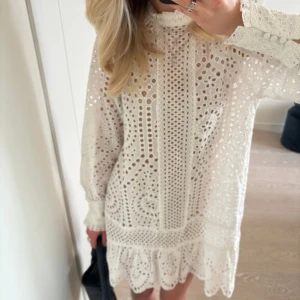 Klänning - Helt sjukt fin hålbroderad klänning från h&m💕 använd en gång 