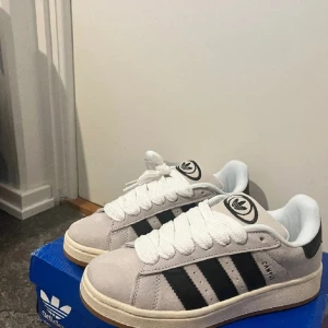Adidas Campus 00 - Köpte dessa här på plick men dem var tyvärr för små så säljer vidare. Helt oanvända. Skorna saknar låda
