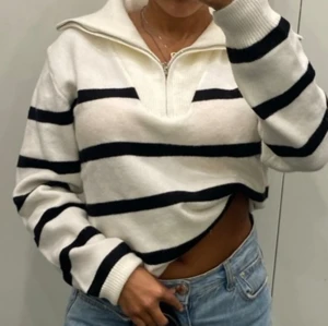 Stick tropp - Svart stickad topp, med dragkedja 