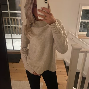 Beige stickad tröja  - Säljer min stickade tröja då jag har tröttnat på den, den är välanvänd och därav priset. Storlek xs☺️