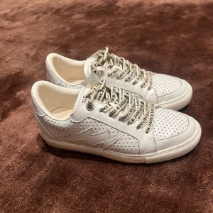 Zadig skor - Intressekoll på dessa supercoola zadig & Voltaire skor. De är sparsamt använda och i fint skick. Hade sagt att skicket är 7-8/10. Köpta för ca 3000kr och de är i nuläget slutsålda. Säljer endast vid bra bud. Låda, dustbag och kvitto tillkommer. 💕