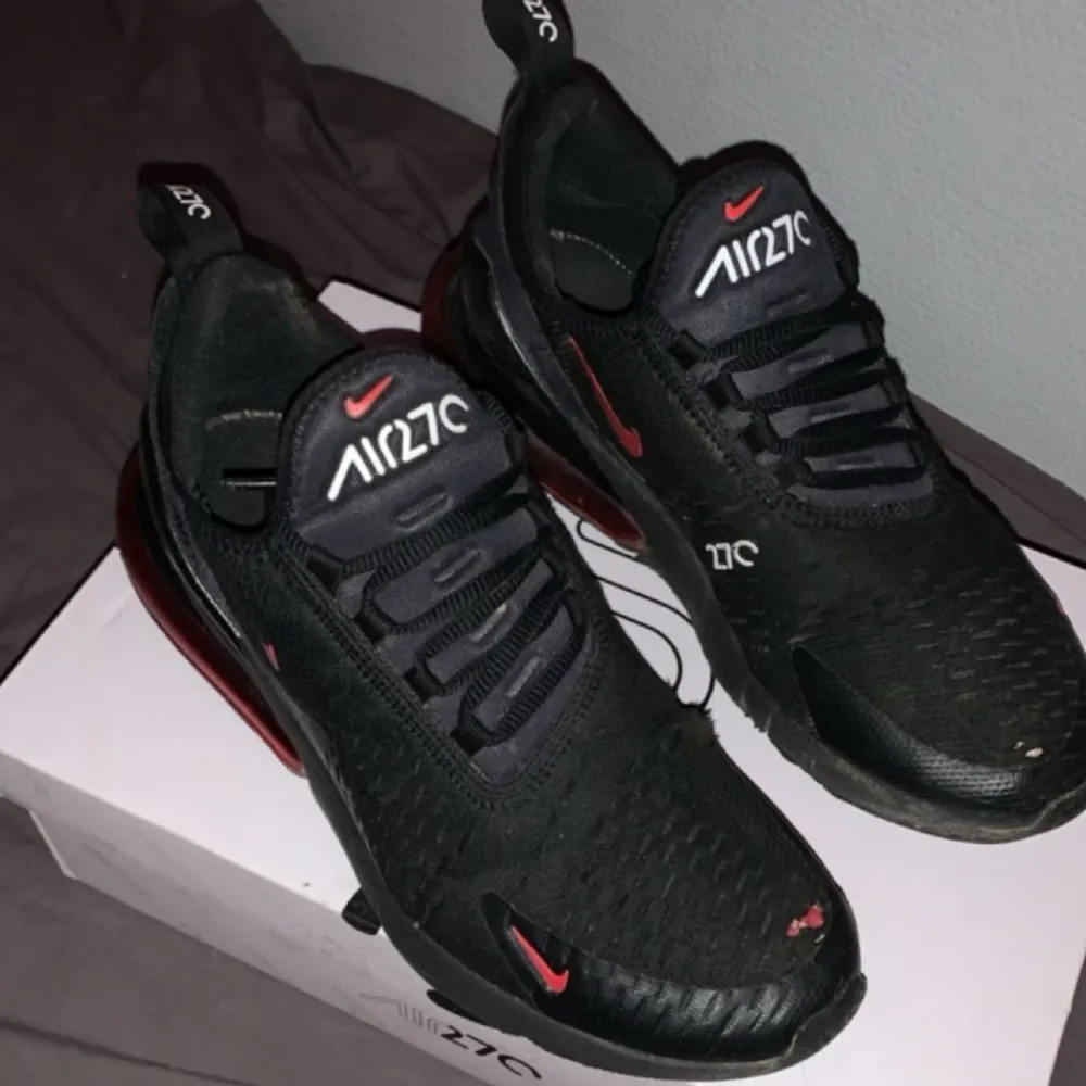 Säljer ett par air max 270s som inte passar mig längre. 7/10 skick har haft dom i typ 1år nu och dom har funkat fint.. Skor.